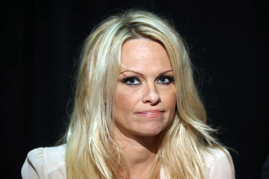 Tommy Lee nie tylko bił Pamelę Anderson, ale także zaraził ją żółtaczką. Tommy Lee nie tylko bił Pamelę Anderson, ale także zaraził ją żółtaczką.