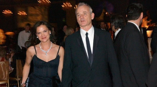 Znany komik Bill Murray został oskarżony przez swoją żonę o narkomanię, uzależnienie od seksu i przemoc fizyczną. W listopadzie 2007 roku uderzył ją w twarz, dodając na pocieszenie: "Ciesz się, że cię nie zabiłem". 