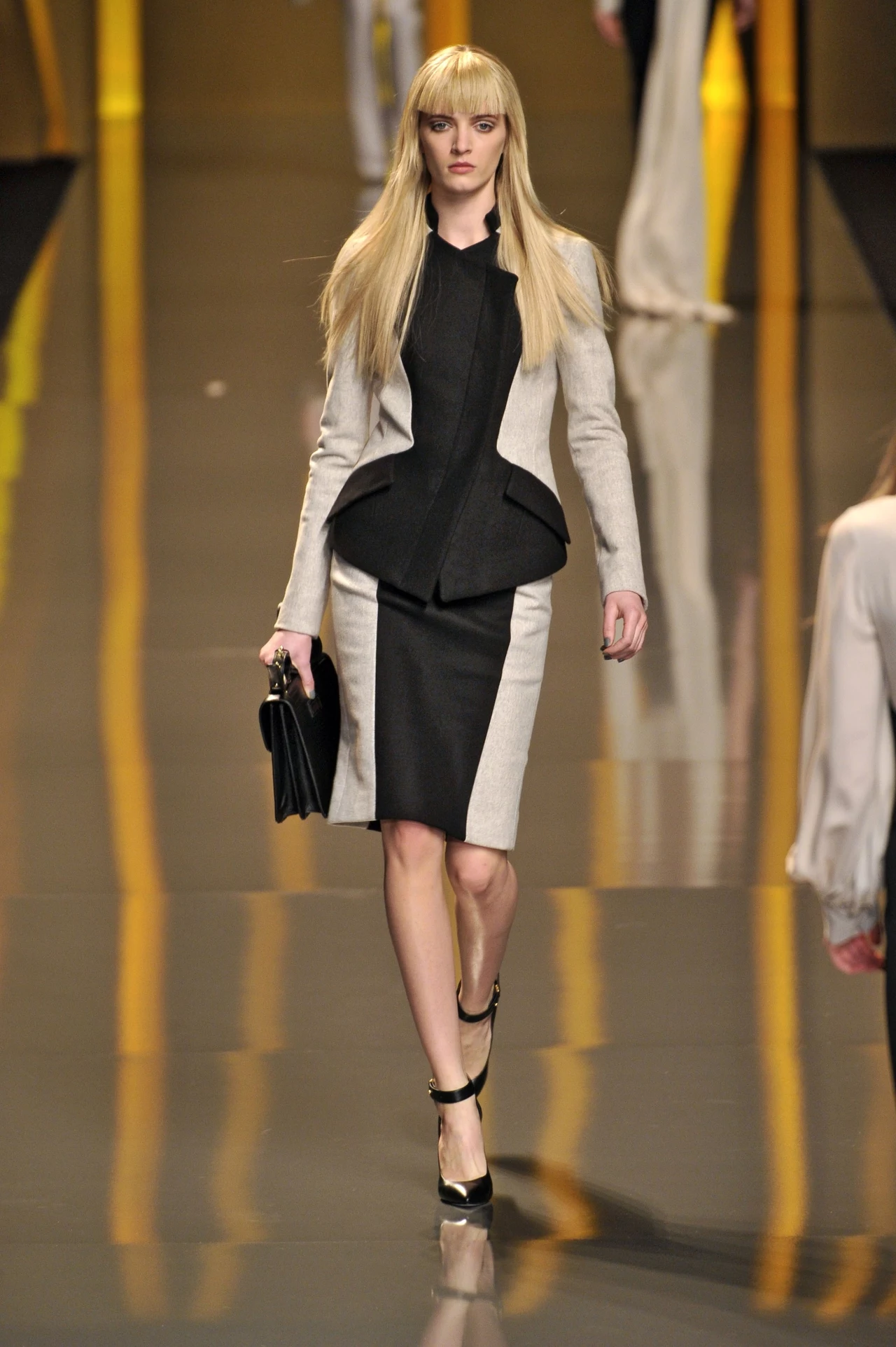 Wyszczuplająca geometria - Elie Saab Wyszczuplająca geometria - Elie Saab