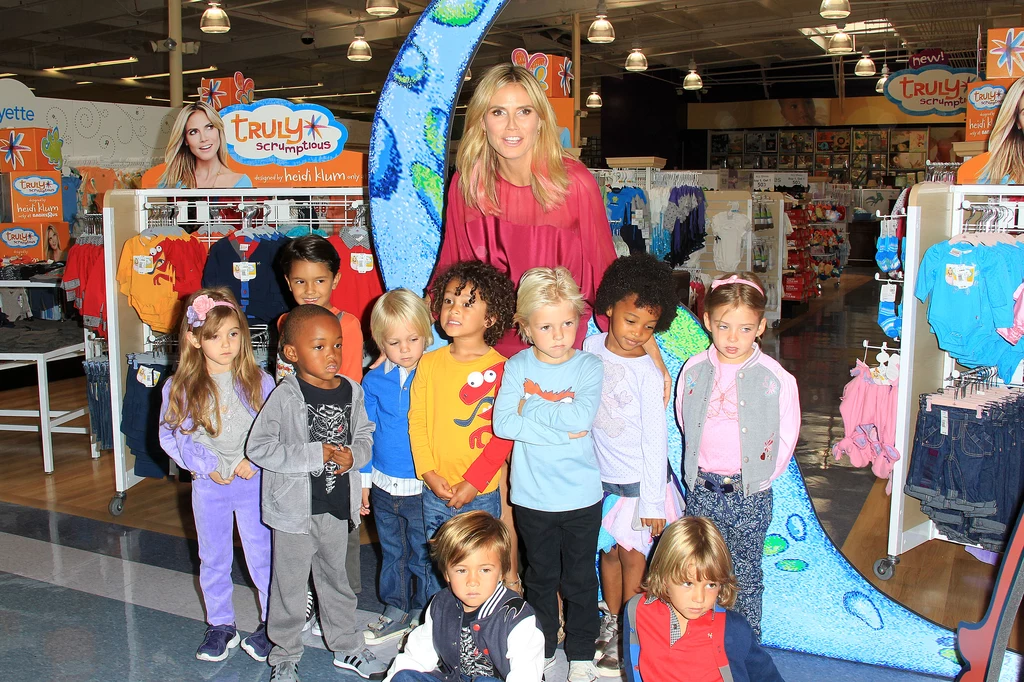 Zdjęcia zostały zrobione w mieście Calabasas w Kalifornii, gdzie Heidi Klum promowała kolekcję "Scrumptious". Zdjęcia zostały zrobione w mieście Calabasas w Kalifornii, gdzie Heidi Klum promowała kolekcję "Scrumptious".