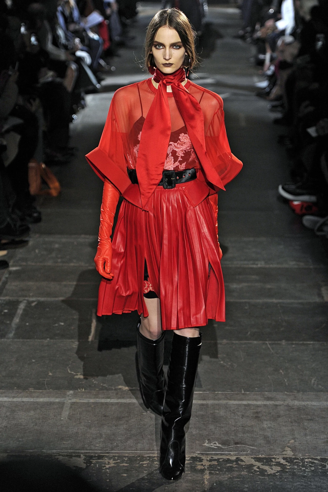 Gorąca czerwień na pokazie Givenchy Gorąca czerwień na pokazie Givenchy
