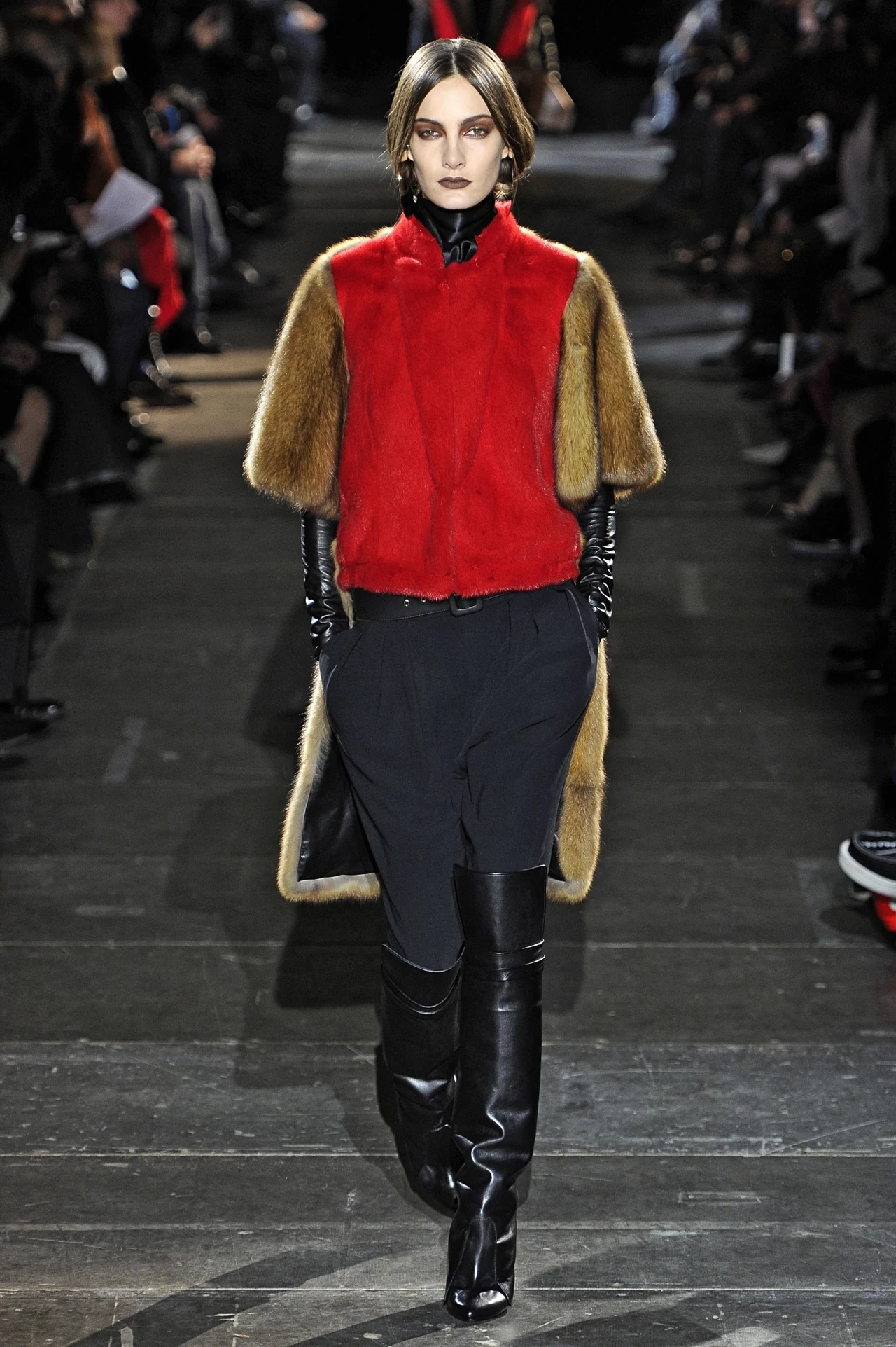 Gorąca czerwień na pokazie Givenchy Gorąca czerwień na pokazie Givenchy