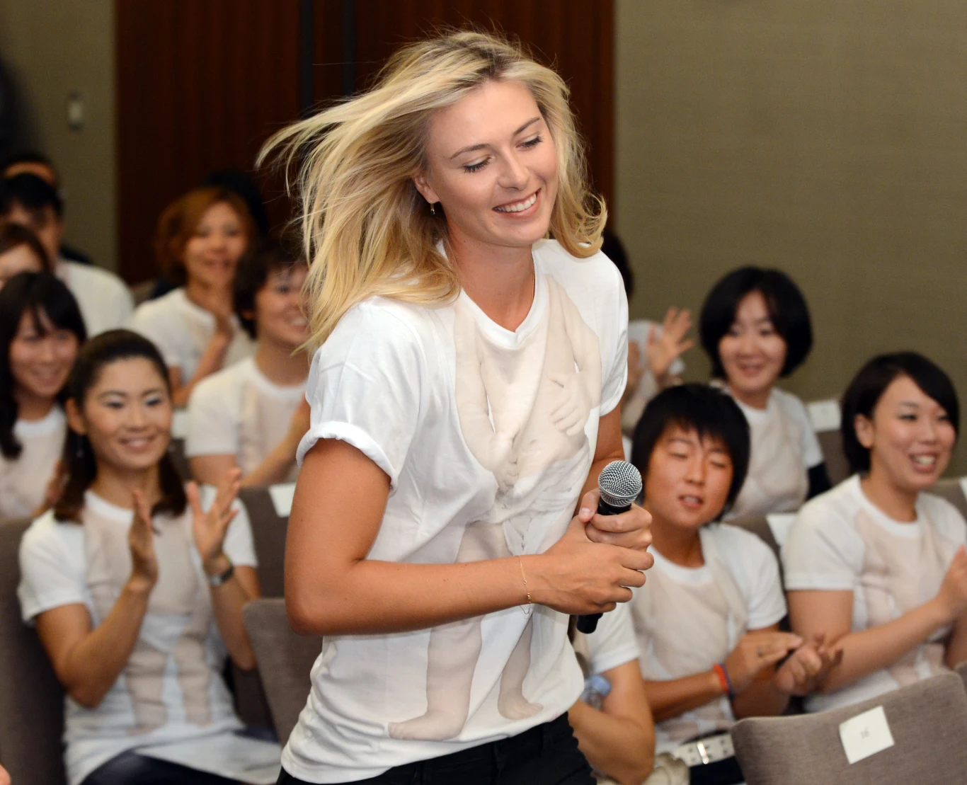 Piękna Rosjanka Maria Szarapowa przybyła na turniej do Tokio, gdzie najpierw spotkała się ze swoimi sympatykami