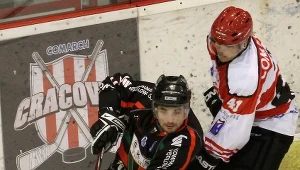 Hokeista Comarch Cracovii Josef Fojtik (P) walczy o krążek z Adamem Bagińskim (L) z GKS Tychy