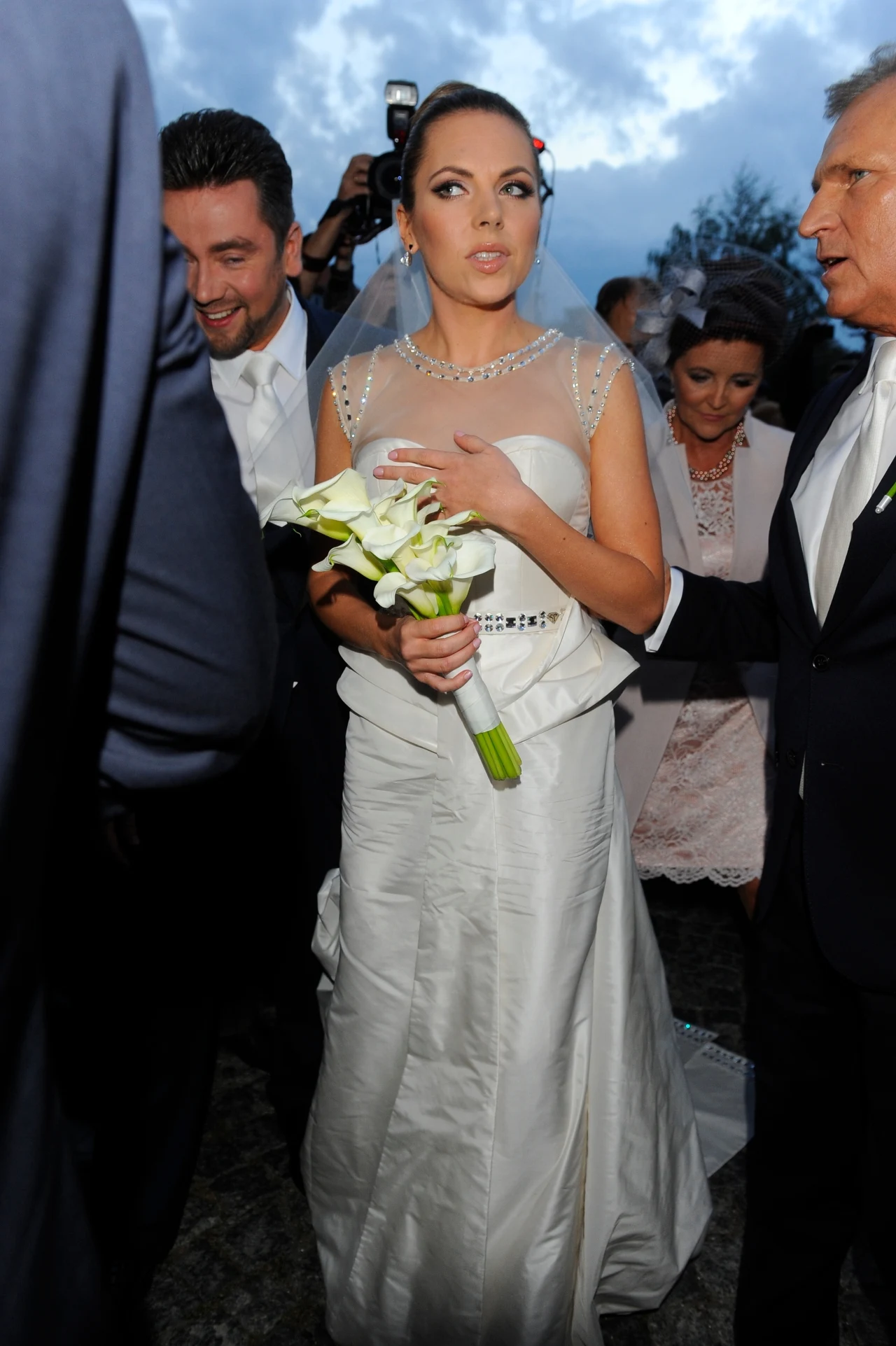 Prezydentówna ubrana była w sukienkę projektu swojej przyjaciółki Sabriny Pilewicz. Kreacja została wykonana z ponad 12 metrów włoskiej tafty jedwabnej i wyszyta kamieniami Swarovskiego...