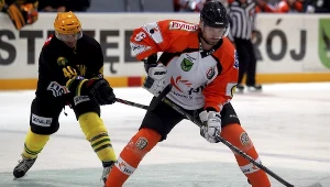 Hokeista JKH GKS Jastrzębie Miroslav Zatko (P) walczy o krążek z Justinem Chwedorukiem (L) z HC GKS Katowice