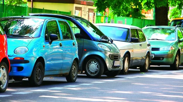 O ile znaki nie nakazują parkowania prostopadłego do osi jezdni, taki sposób parkowania jest niedozwolony i grozi mandatem. 