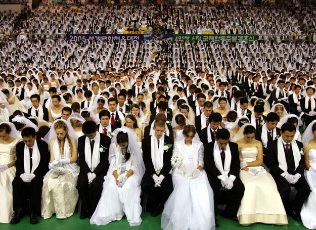 Zaślubiny członków sekty Moon. 1 sierpnia 2005 roku