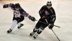 Martin Vozdecky (P) z Ciarko PBS Bank KH Sanok atakowany przez Michala Borovansky'ego