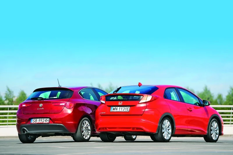 Alfa ma lepsze osiągi, Honda jest przestronniejsza i bardziej komfortowa.
