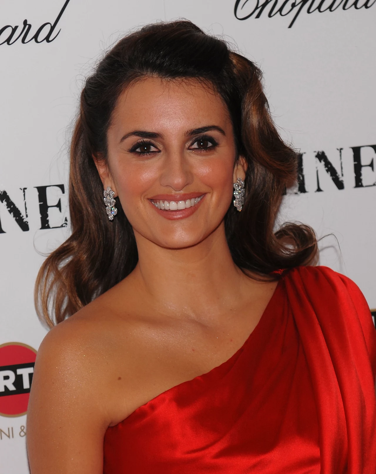 Penelope Cruz w czerwonej asymetrycznej sukni projektu Chanel Haute Couture Penelope Cruz w czerwonej asymetrycznej sukni projektu Chanel Haute Couture