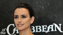 Penelope Cruz w czerwonej błyszczącej sukni projektu Armani Privé