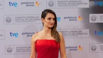 Penelope Cruz w czerwonej sukni bez ramiączek projektu Versace