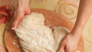 ​Tym walentynkowym ciastem podbijesz serce ukochanej osoby. Przygotujesz je bez pieczenia