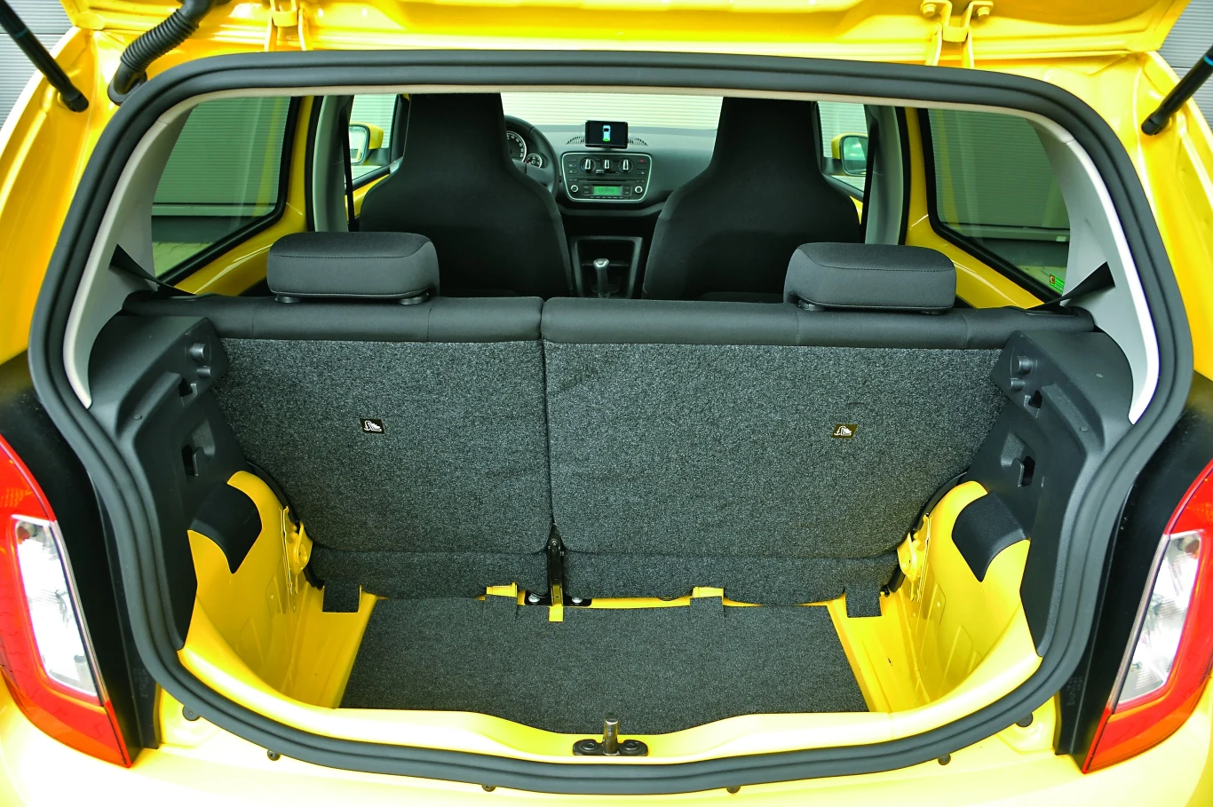 Głęboki bagażnik ma pojemność od 259 do 951 l. Oparcia składa się jednym ruchem ręki.