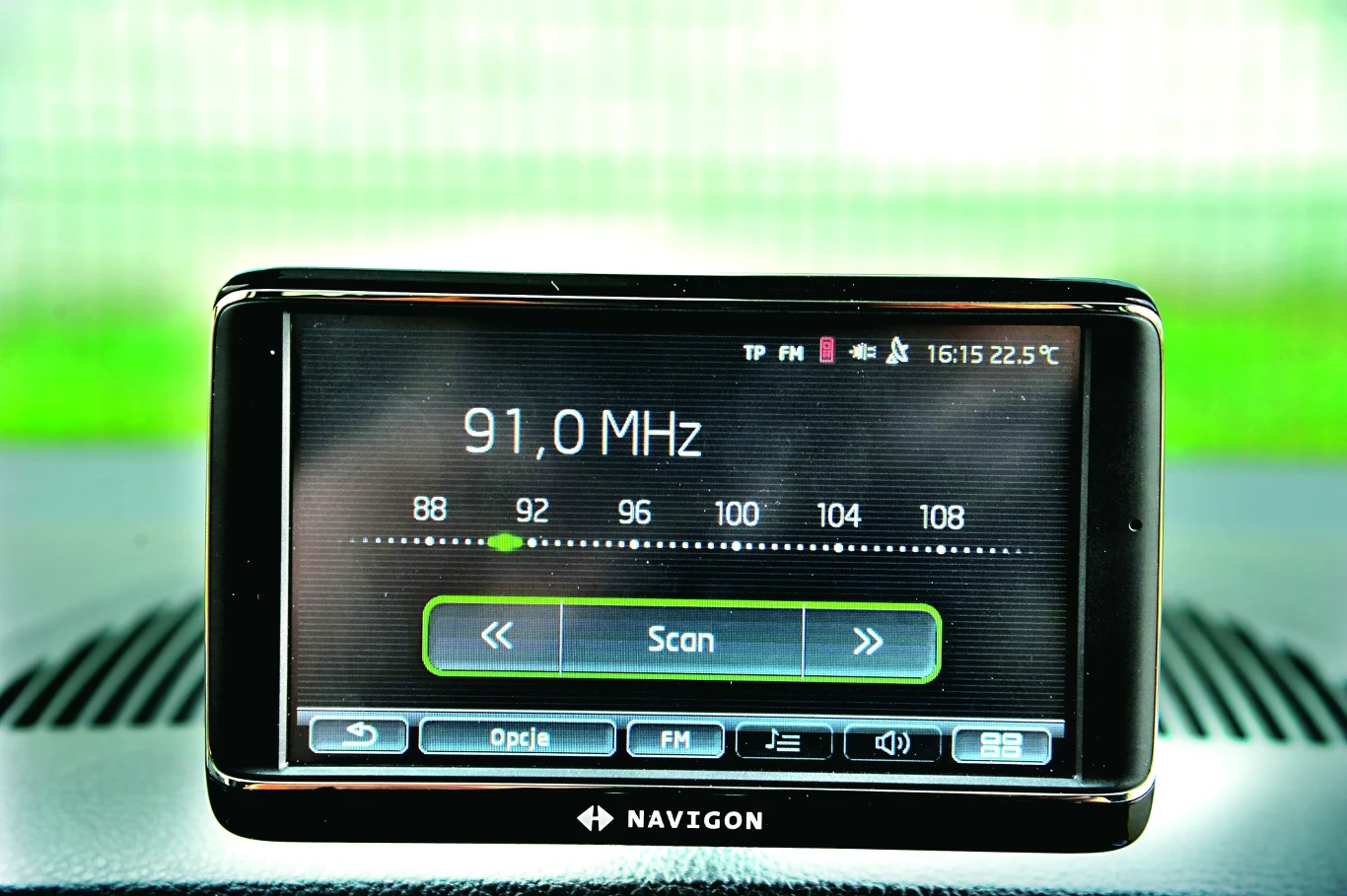 Nawigacja z Bluetooth kosztuje 1400 zł. 5-calowy ekran wyświetla także dane z radia i komputera oraz zdjęcia z karty SD. Minus za małe przyciski.