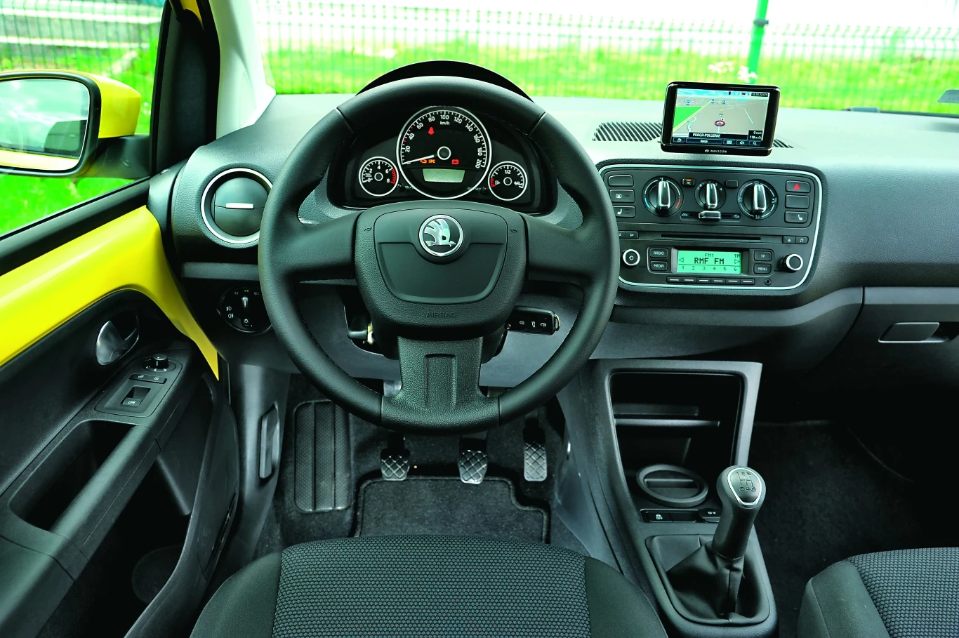 Deska rozdzielcza ma proste kształty, ale jest przejrzysta i dobrze zmontowana. Klimatyzacja w podstawowej wersji Active kosztuje 3500 zł, w droższych Ambition i Elegance jest seryjna.