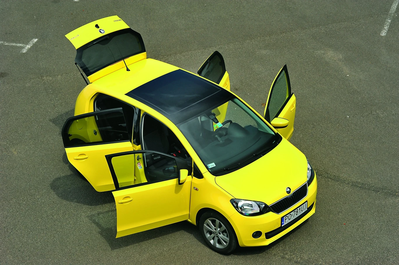 Dodatkowa para drzwi kosztuje 1500 zł, a okno dachowe - 2900 zł.