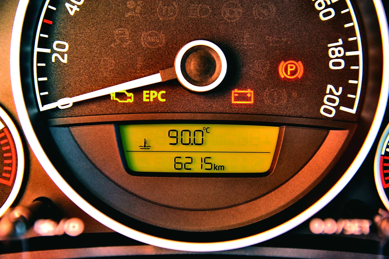 Komputer pokładowy ma funkcję wyświetlania temperatury cieczy chłodzącej.