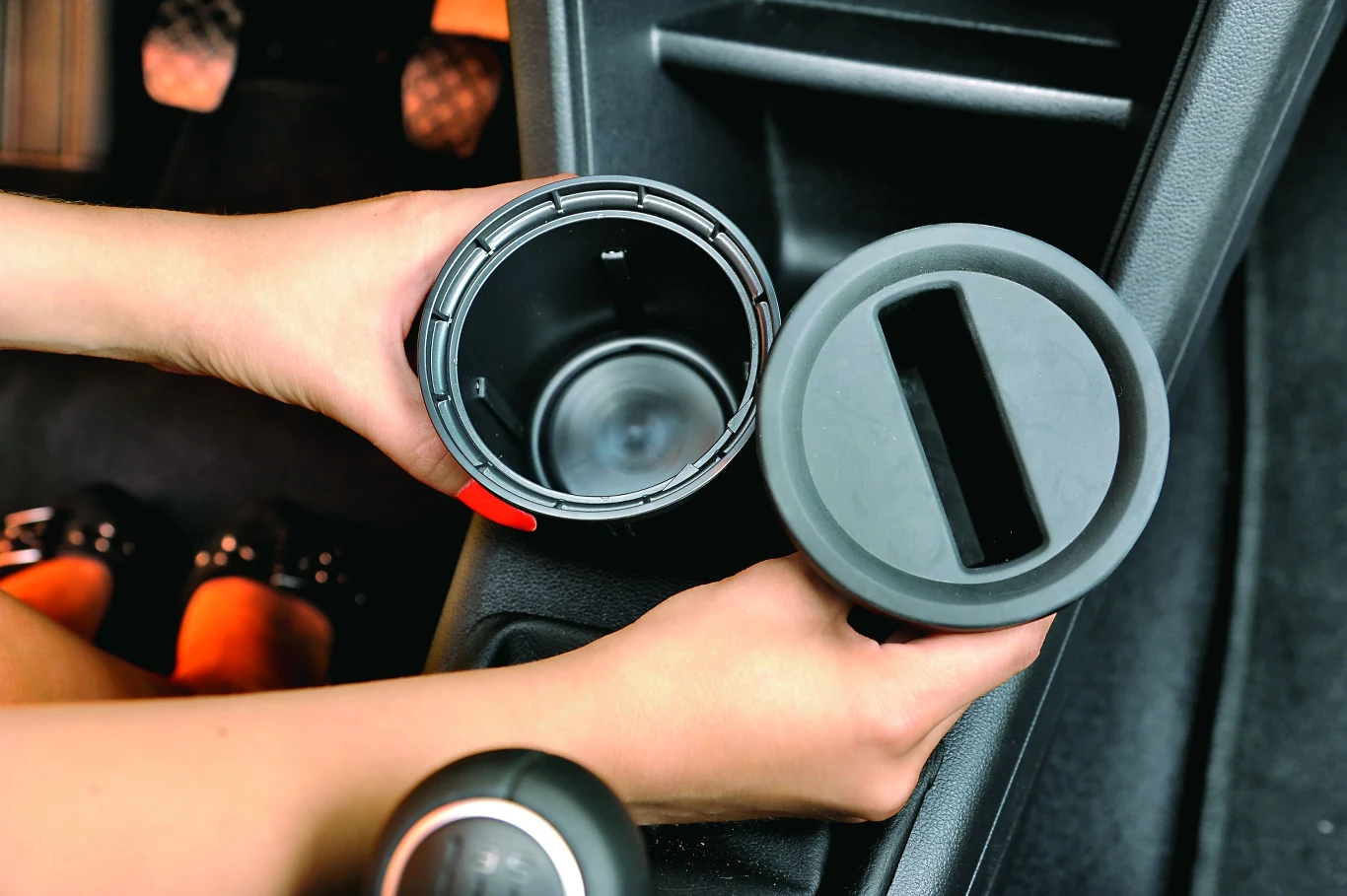 Pojemnik na kubek, popielniczka oraz uchwyt na telefon w jednym. Gumowa wkładka chroni urządzenie przed uszkodzeniami.