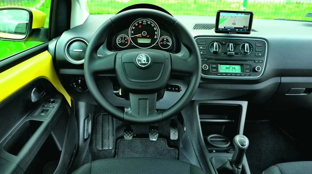 Deska rozdzielcza ma proste kształty, ale jest przejrzysta i dobrze zmontowana. Klimatyzacja w podstawowej wersji Active kosztuje 3500 zł, w droższych Ambition i Elegance jest seryjna.