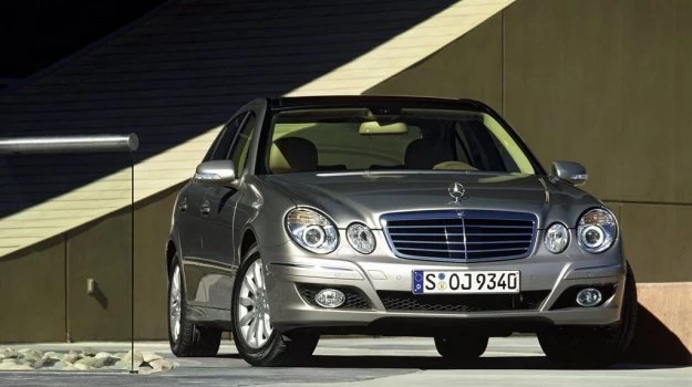 Klasa E (W211) po faceliftingu z 2006 r. ma inny przedni zderzak.