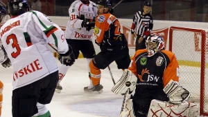 Adam Bagiński (L) z GKS Tychy strzela na bramkę JKH GKS bronioną przez Ramona Sopkę