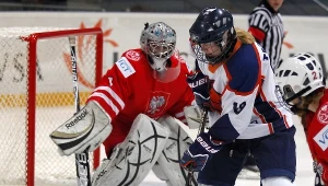  Polska bramkarka Małgorzata Burda (L) atakowana przez Jessie Tegelaar (P) z Holandii 