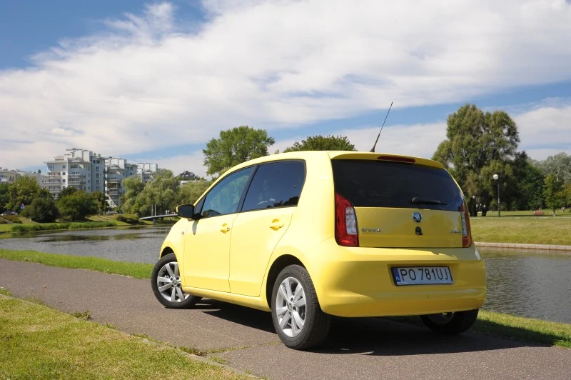 Dzięki krótszym przednim drzwiom z auta łatwiej wysiąść na ciasnym parkingu.
