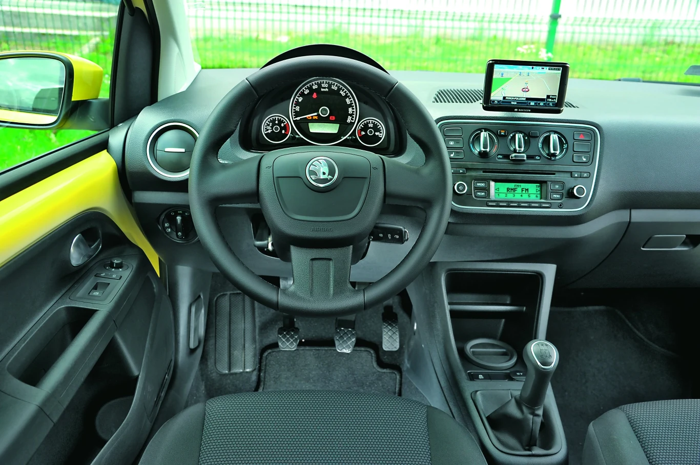 Uproszczony zestaw wskaźników (z malutkim obrotomierzem i bez wskaźnika temperatury silnika) oraz nieosłonięta blacha na drzwiach zdradzają, że mamy do czynienia z modelem budżetowym.