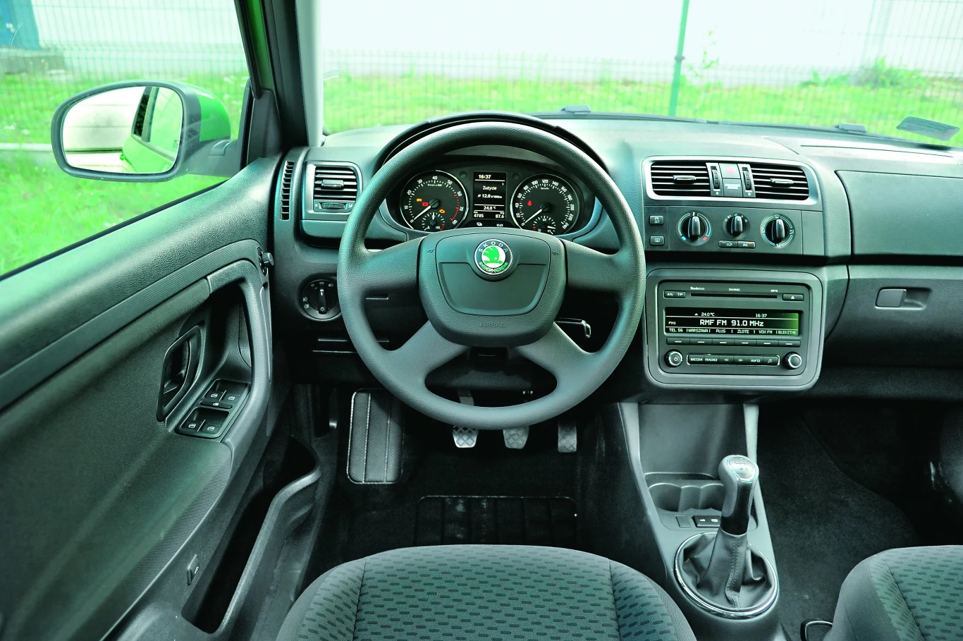 Kokpit Fabii wygląda nieco poważniej, ale też nie zachwyca designem. Nawigacja kosztuje dodatkowo aż 4000 zł. Kierownica ma taką samą średnicę, co w Citigo (obie wyglądają na większe niż są).