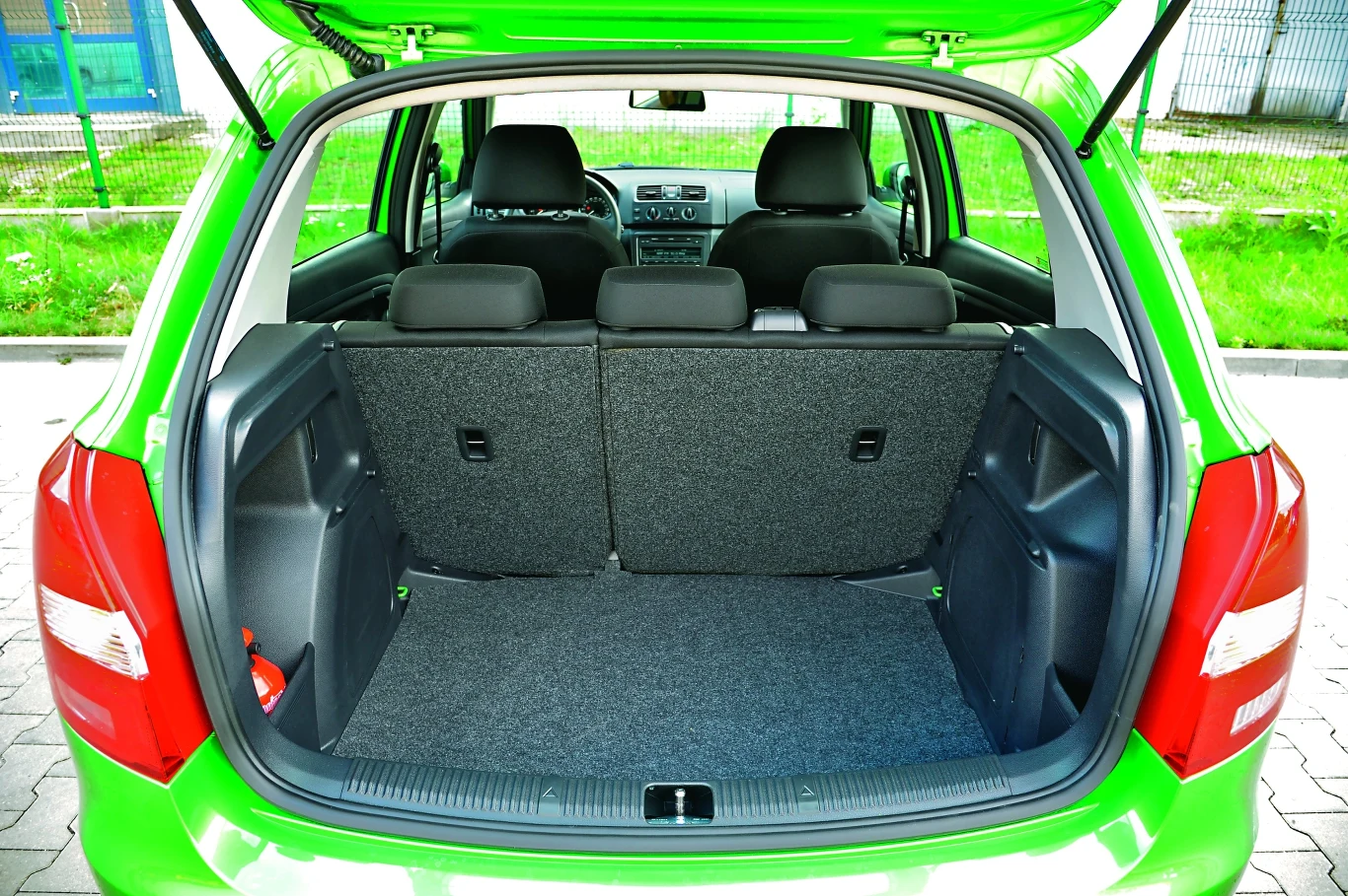 Bagażnik miejskiej Fabii mieści tyle, co wiele aut kompaktowych (315 l) i jest porządnie wykończony.