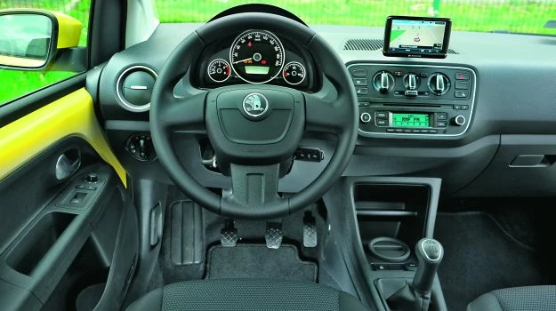 Uproszczony zestaw wskaźników (z malutkim obrotomierzem i bez wskaźnika temperatury silnika) oraz nieosłonięta blacha na drzwiach zdradzają, że mamy do czynienia z modelem budżetowym.