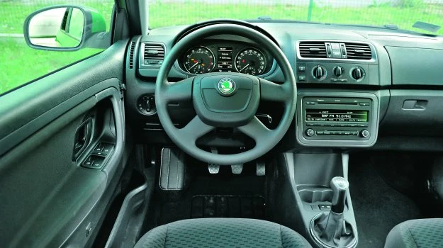 Kokpit Fabii wygląda nieco poważniej, ale też nie zachwyca designem. Nawigacja kosztuje aż 4000 zł. Kierownica ma taką samą średnicę, co w Citigo (obie wyglądają na większe niż są).