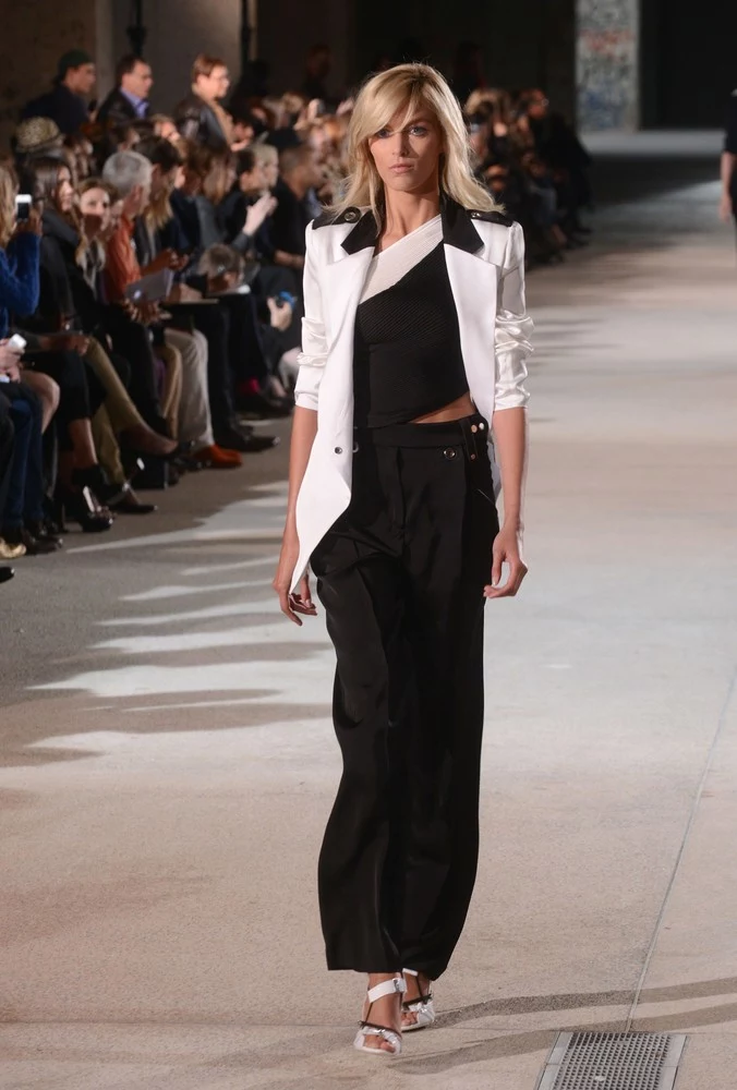 Anja Rubik na pokazie Anthony Vaccarello Anja Rubik na pokazie Anthony Vaccarello