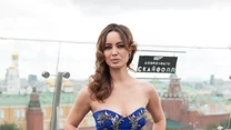 Berenice Marlohe w sukience gorsetowej z niezwykłymi ornamentami