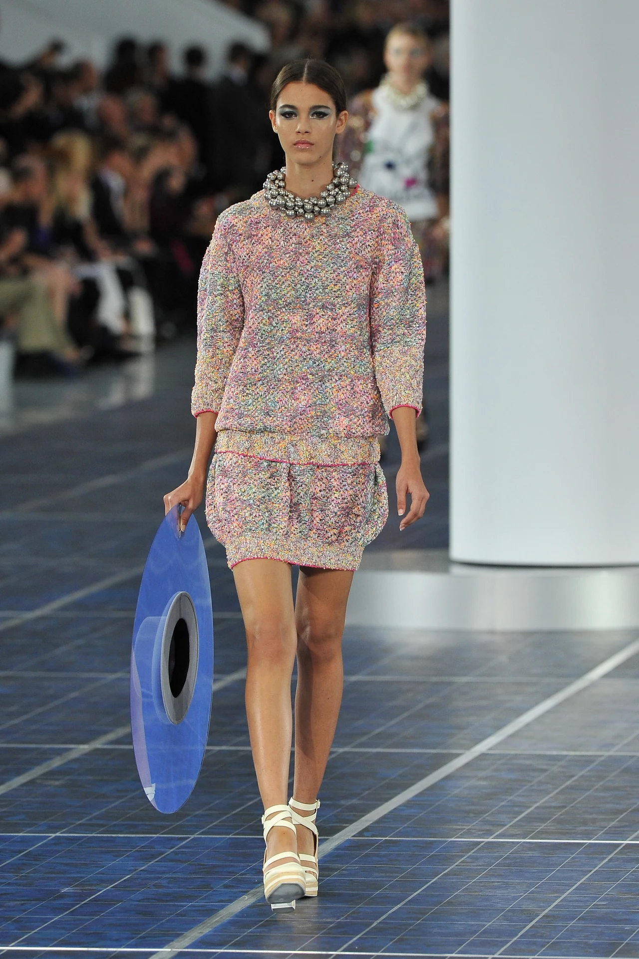 Modelka prezentuje najnowszą kolekcję domu mody Chanel Modelka prezentuje najnowszą kolekcję domu mody Chanel