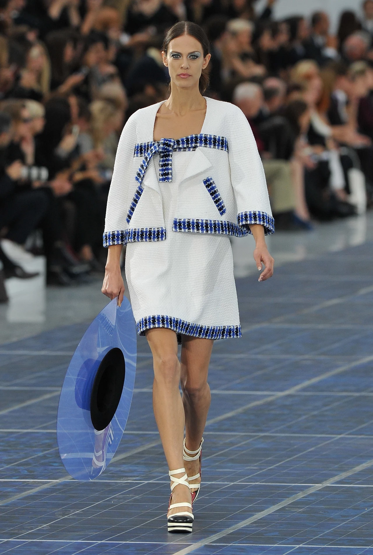 Modelka prezentuje najnowszą kolekcję domu mody Chanel Modelka prezentuje najnowszą kolekcję domu mody Chanel