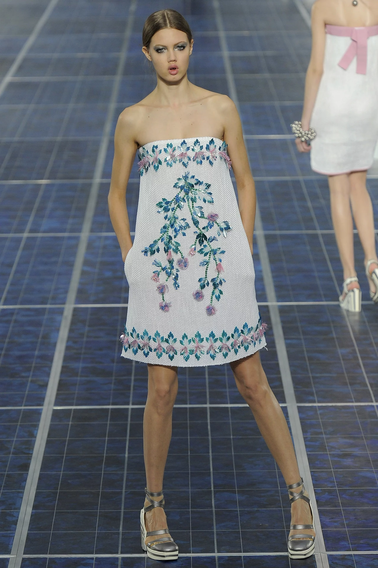 Modelka prezentuje najnowszą kolekcję domu mody Chanel Modelka prezentuje najnowszą kolekcję domu mody Chanel