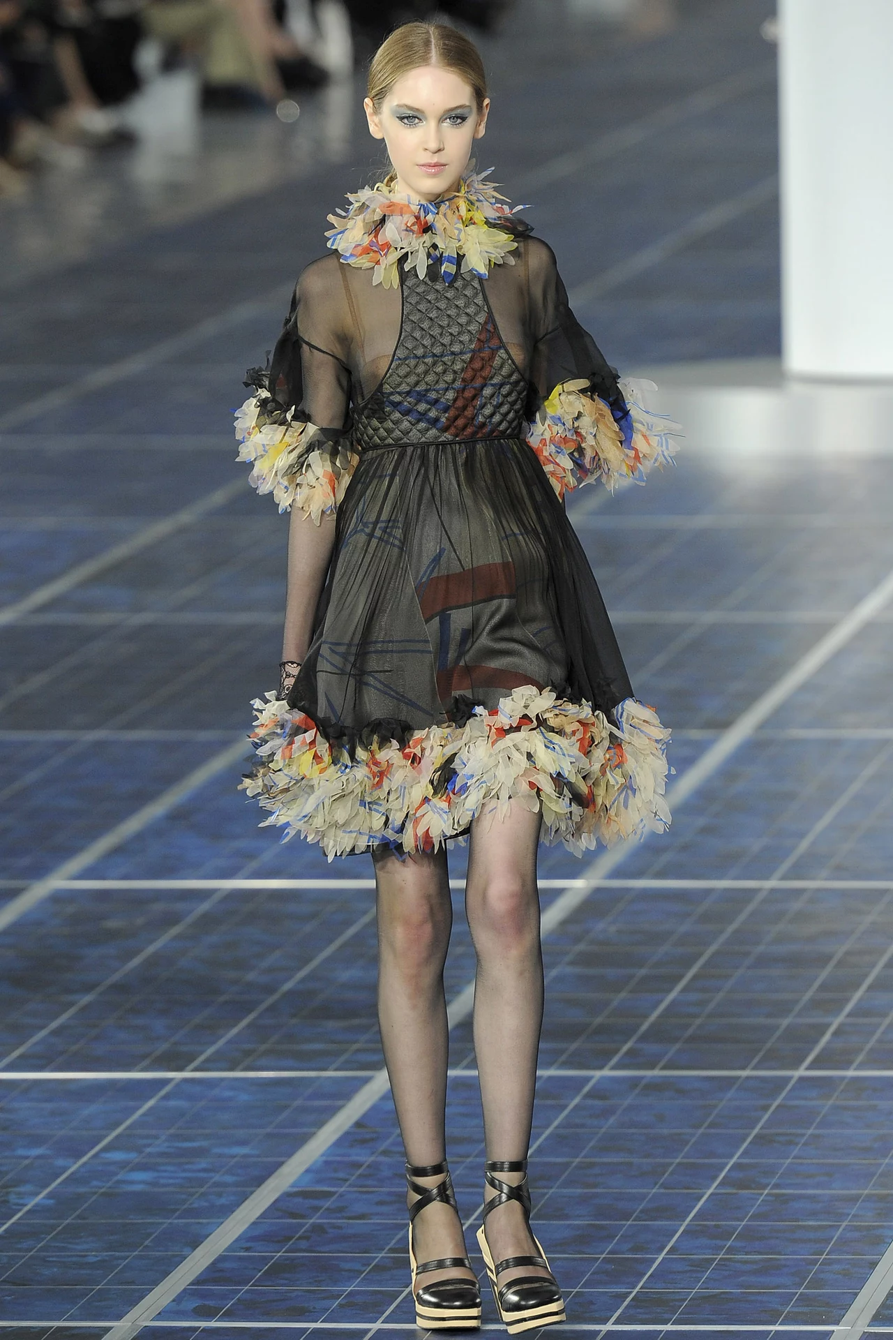 Modelka prezentuje najnowszą kolekcję domu mody Chanel Modelka prezentuje najnowszą kolekcję domu mody Chanel