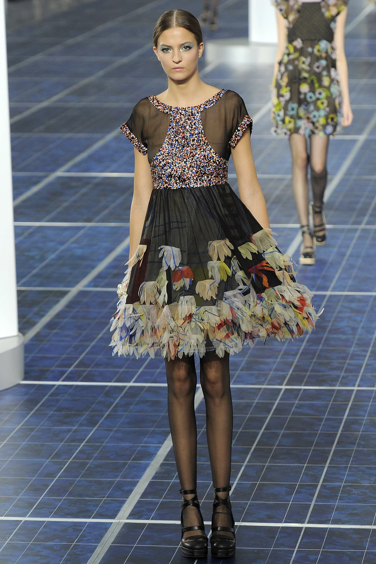 Modelka prezentuje najnowszą kolekcję domu mody Chanel Modelka prezentuje najnowszą kolekcję domu mody Chanel