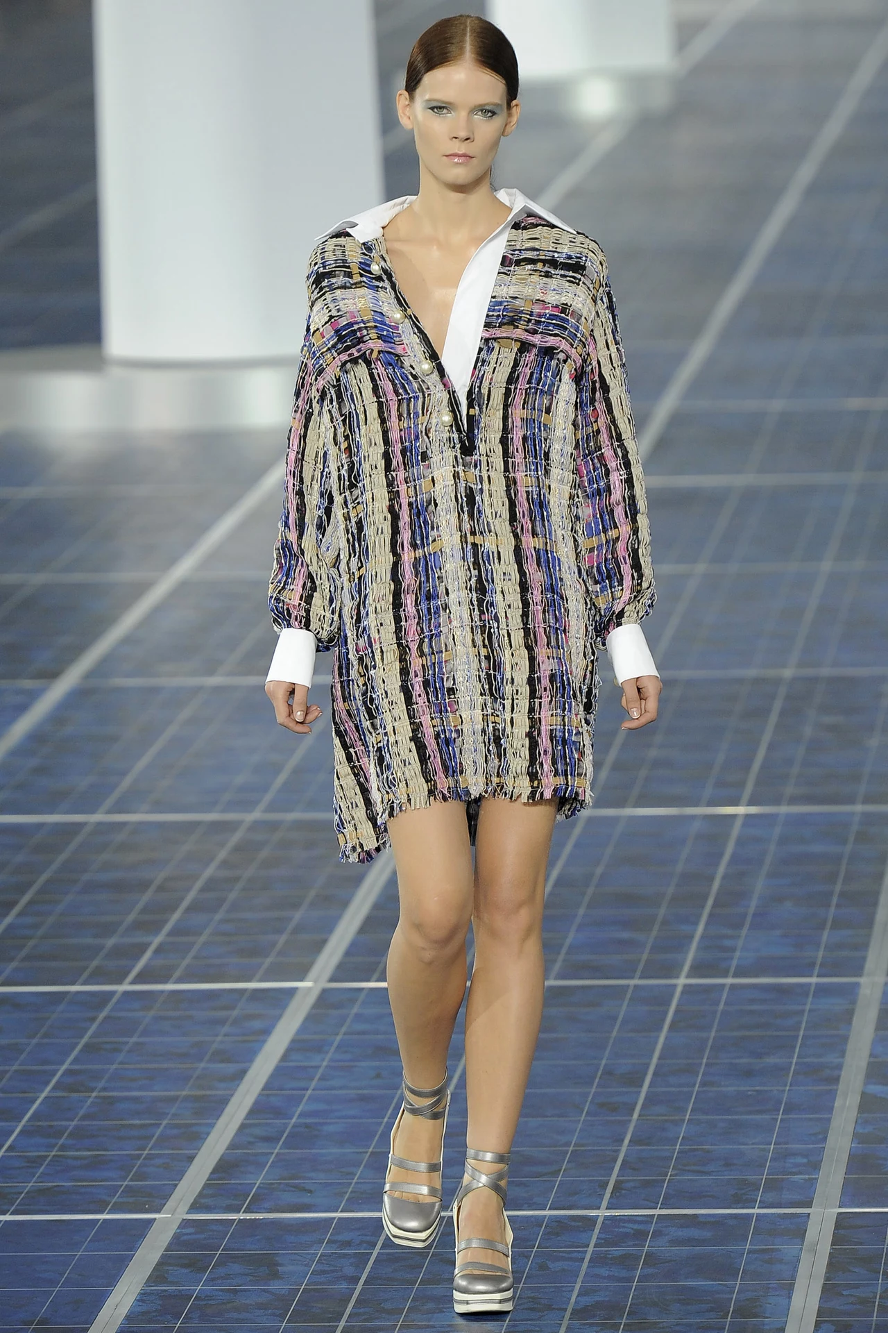 Modelka prezentuje najnowszą kolekcję domu mody Chanel Modelka prezentuje najnowszą kolekcję domu mody Chanel