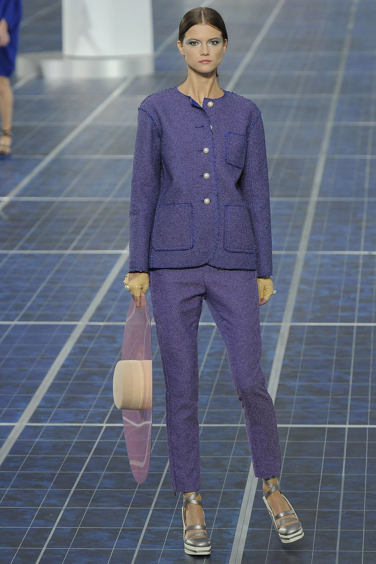 Modelka prezentuje najnowszą kolekcję domu mody Chanel Modelka prezentuje najnowszą kolekcję domu mody Chanel