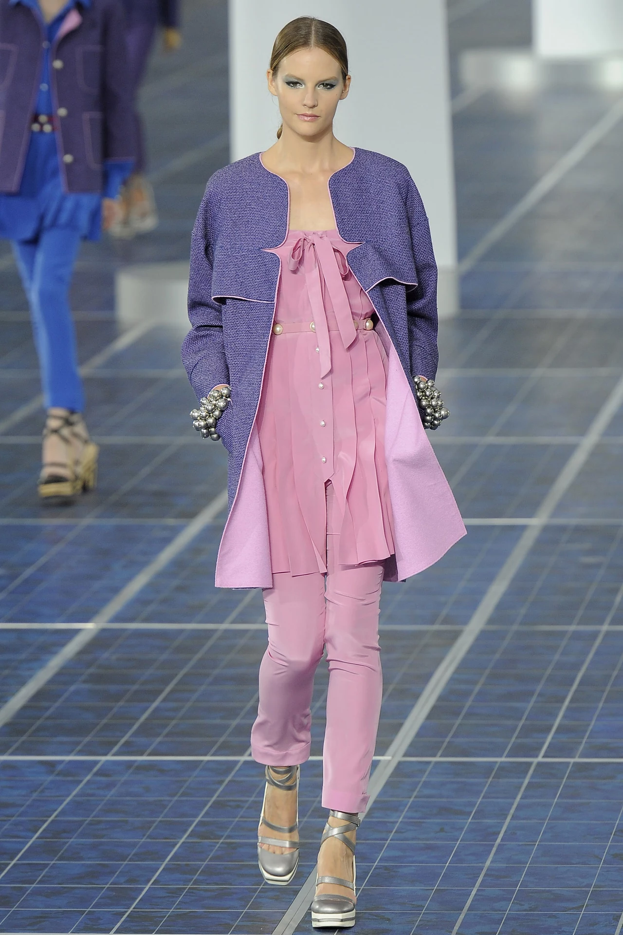 Modelka prezentuje najnowszą kolekcję domu mody Chanel Modelka prezentuje najnowszą kolekcję domu mody Chanel
