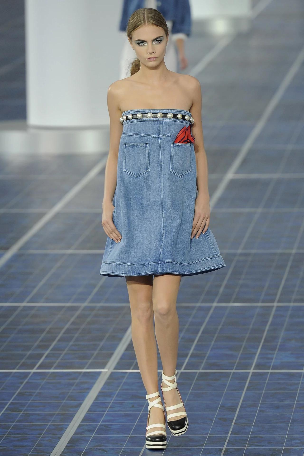 Modelka prezentuje najnowszą kolekcję domu mody Chanel Modelka prezentuje najnowszą kolekcję domu mody Chanel
