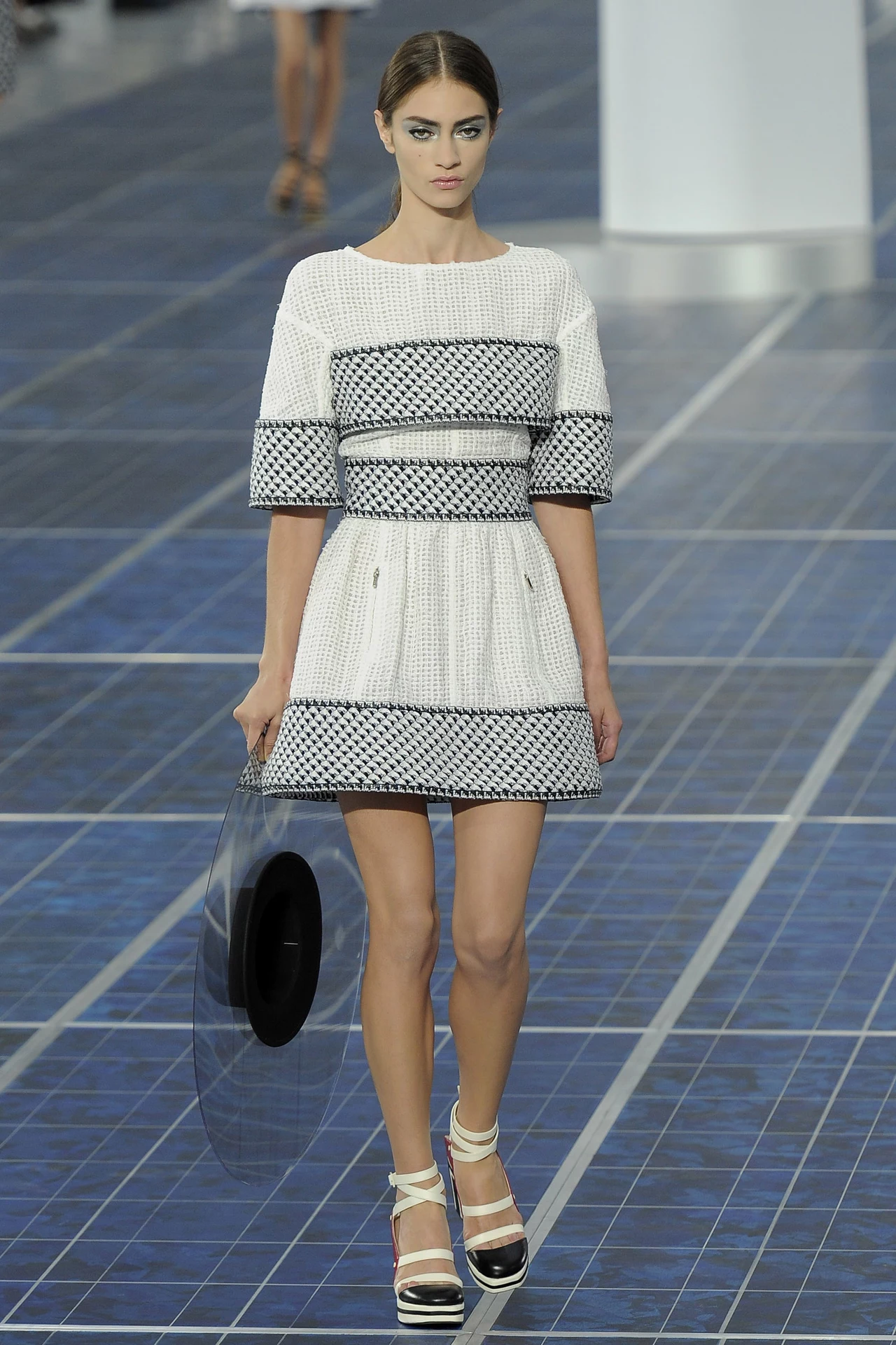 Modelka prezentuje najnowszą kolekcję domu mody Chanel Modelka prezentuje najnowszą kolekcję domu mody Chanel