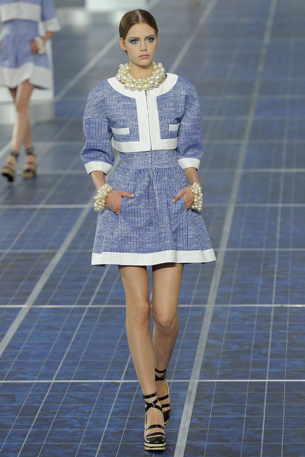 Modelka prezentuje najnowszą kolekcję domu mody Chanel Modelka prezentuje najnowszą kolekcję domu mody Chanel