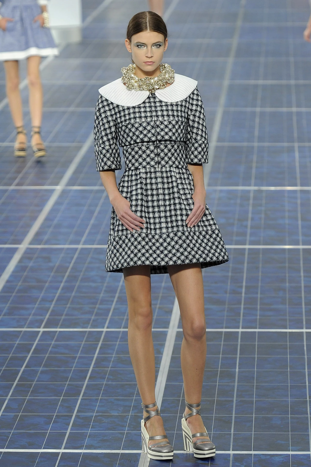 Modelka prezentuje najnowszą kolekcję domu mody Chanel Modelka prezentuje najnowszą kolekcję domu mody Chanel