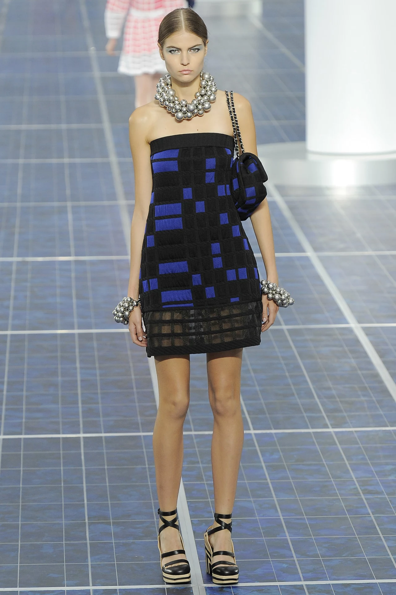 Modelka prezentuje najnowszą kolekcję domu mody Chanel Modelka prezentuje najnowszą kolekcję domu mody Chanel