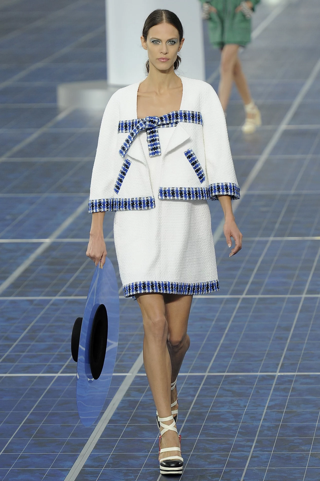 Modelka prezentuje najnowszą kolekcję domu mody Chanel Modelka prezentuje najnowszą kolekcję domu mody Chanel